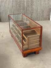 Toonbank Antiek stijl in hout en glas, Europa 20e eeuw