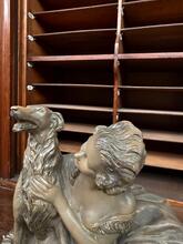 Beeld met liggende vrouw met hond antiek