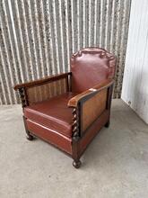 Fauteuil Antiek  stijl in Leer en hout, Europa  20e eeuws