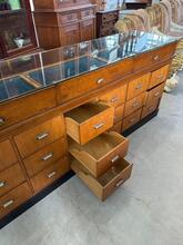 Toonbank Antiek stijl in hout en glas, Europa 20e eeuws