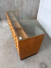 Toonbank  Antiek stijl in hout en glas, Europa 20e eeuws