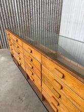 Toonbank  Antiek stijl in hout en glas, Europa 20e eeuws