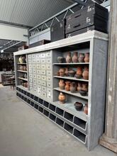 Antieke winkelkast in grijs stijl in Hout, Frankrijk