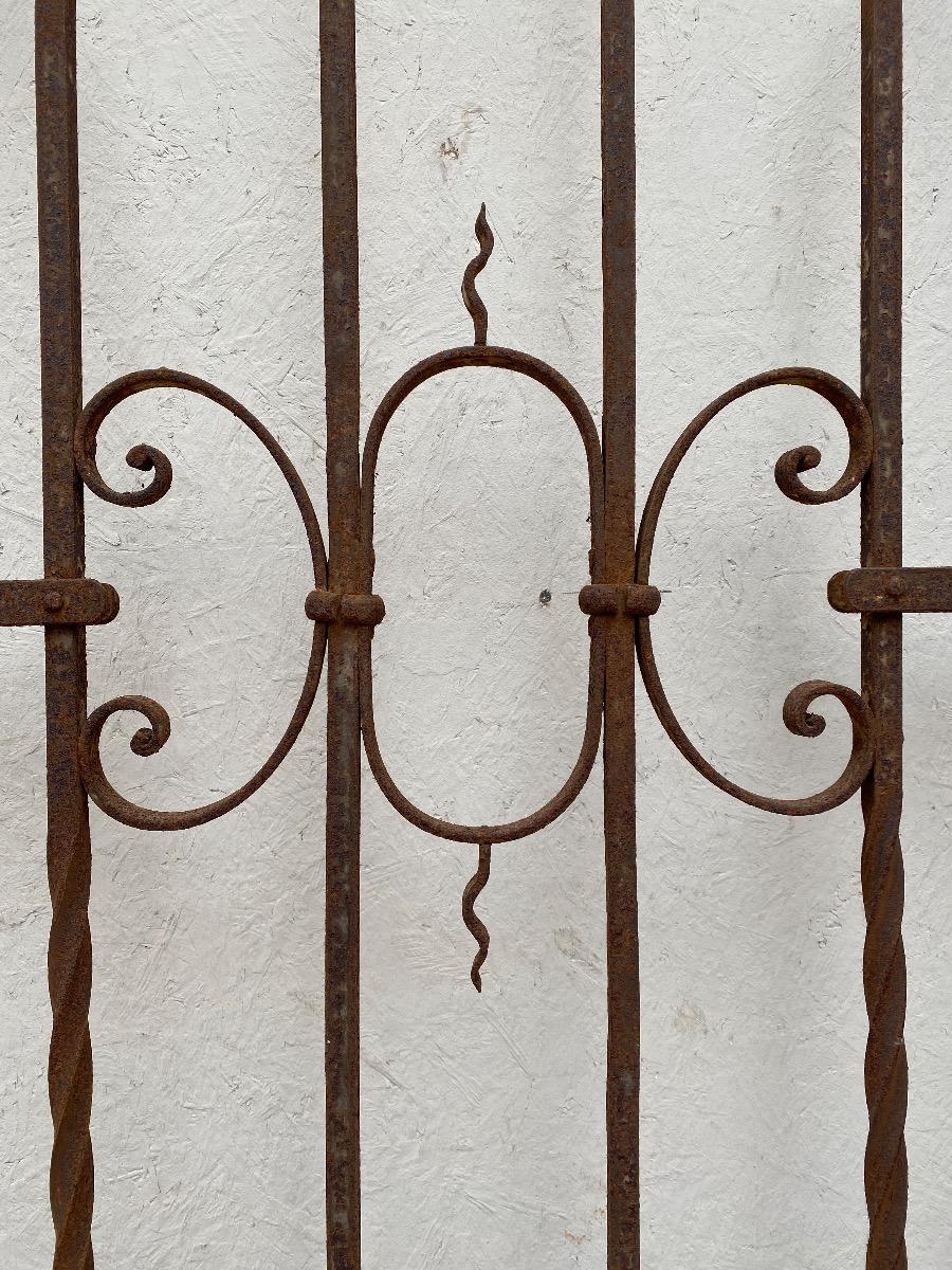 Antique Antique iron fence