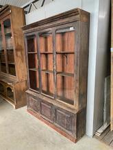 Antique style Antique cabinet in Wood and glass