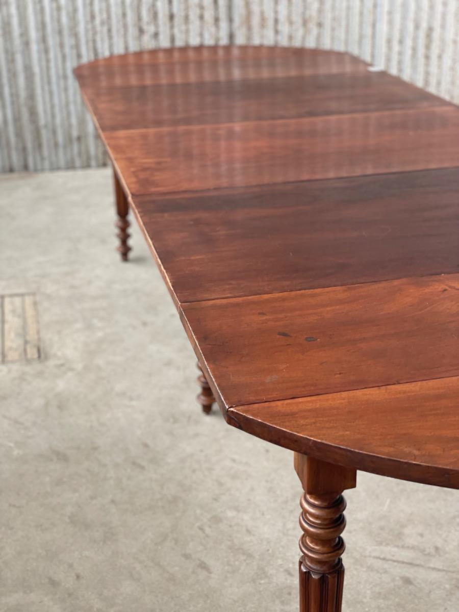 Antique extendable table