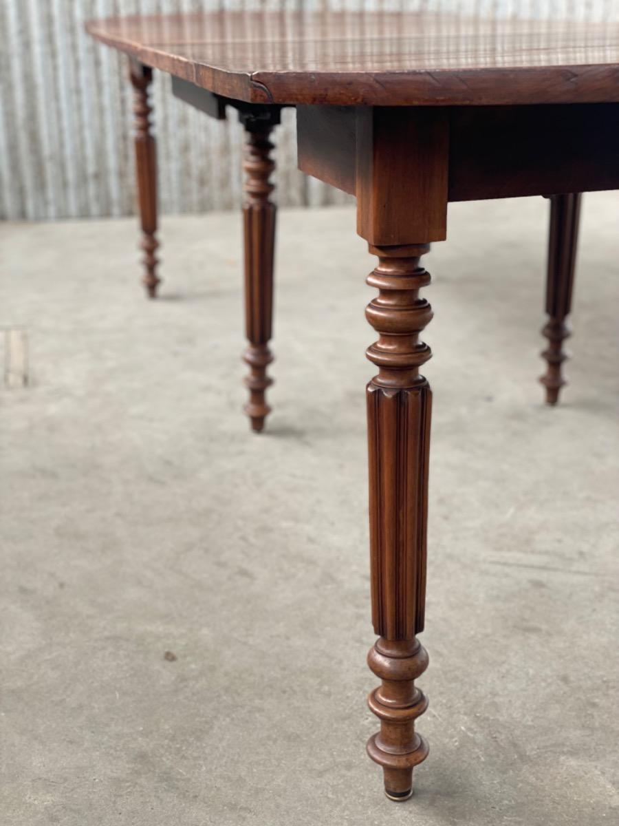 Antique extendable table