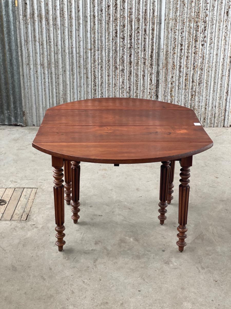 Antique extendable table