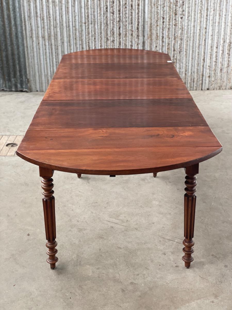 Antique extendable table