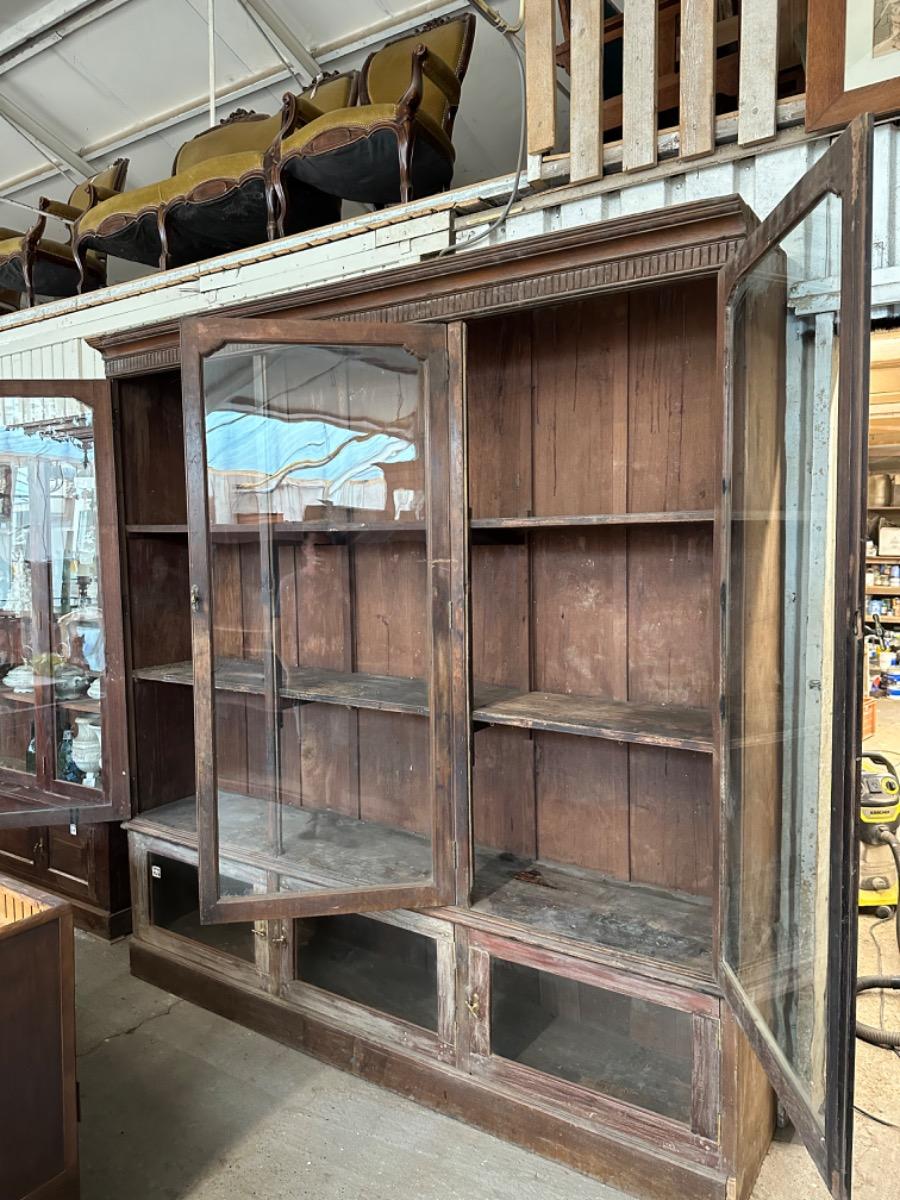 Antique Shopcabinet