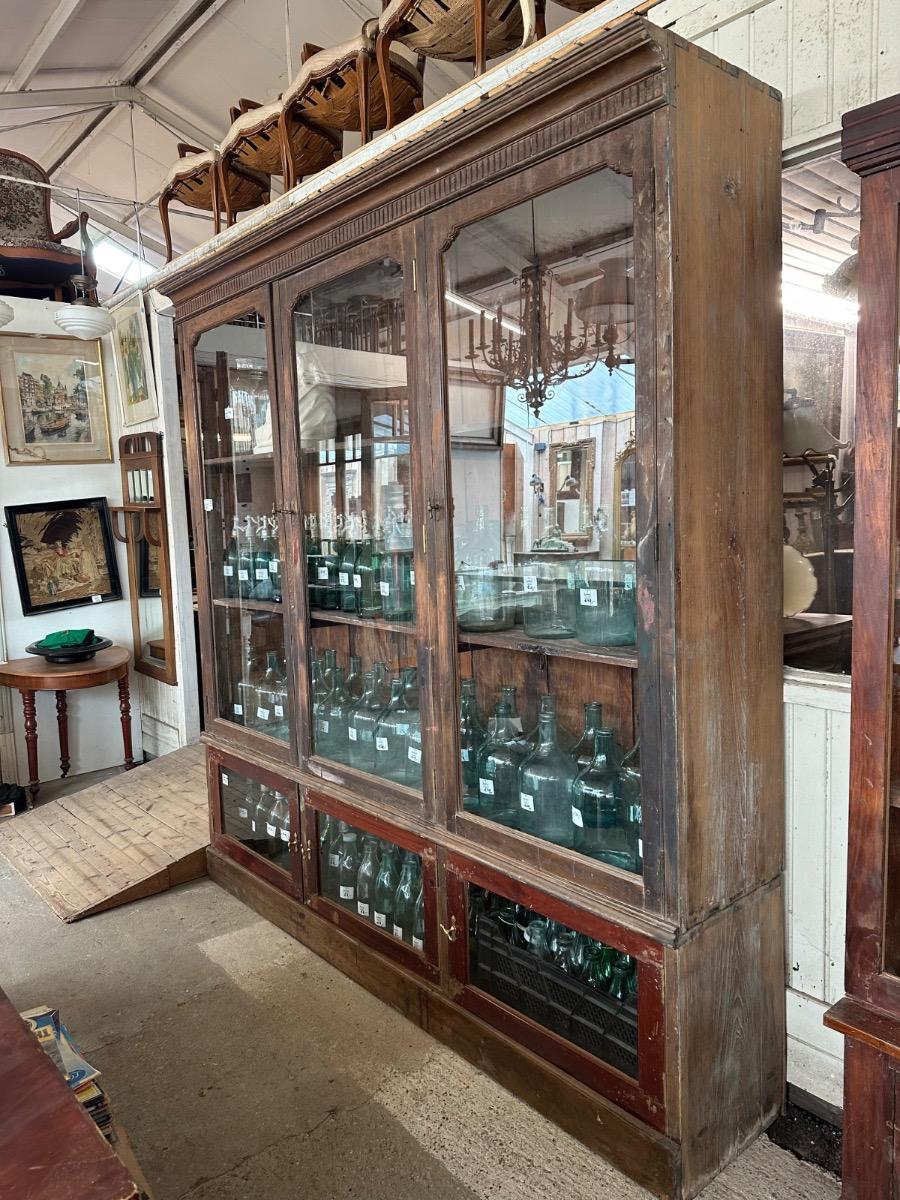 Antique shopcabinet