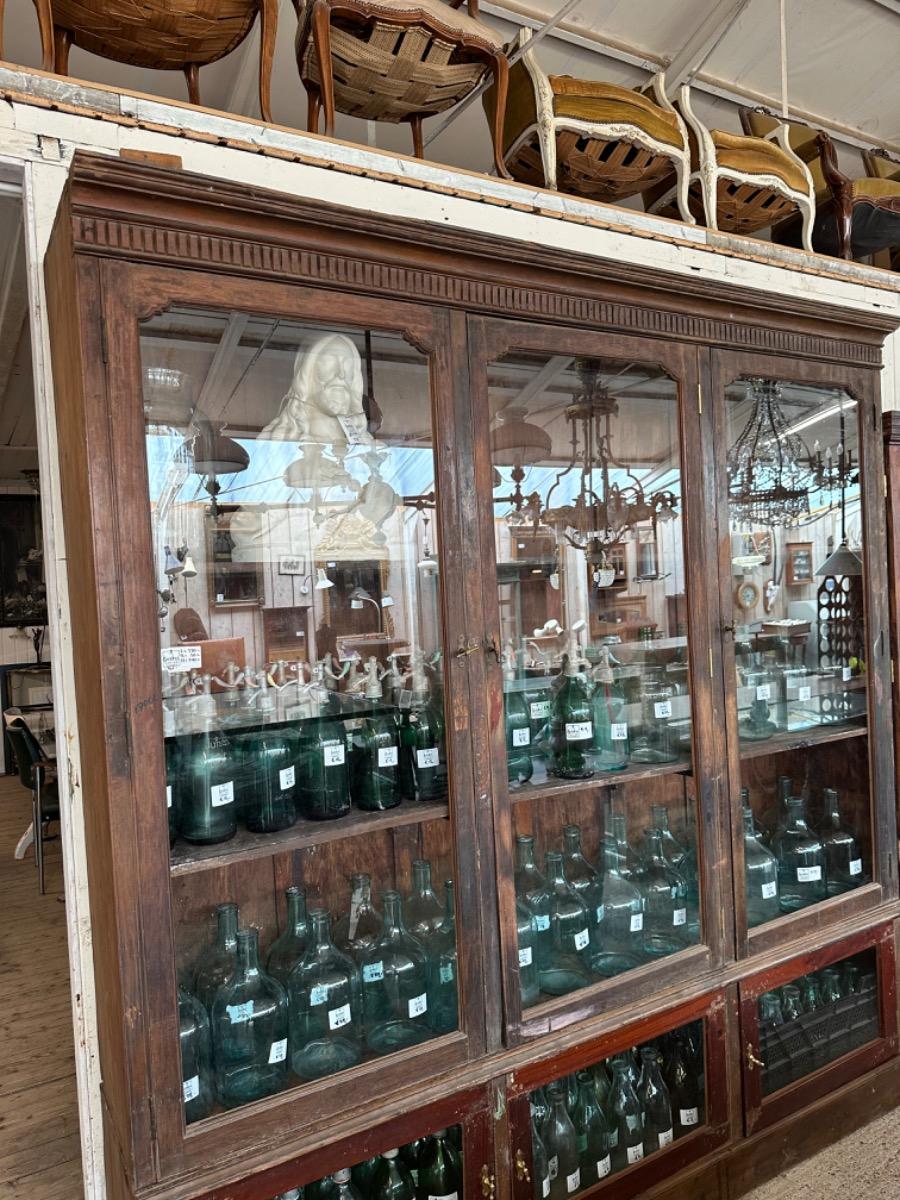 Antique shopcabinet