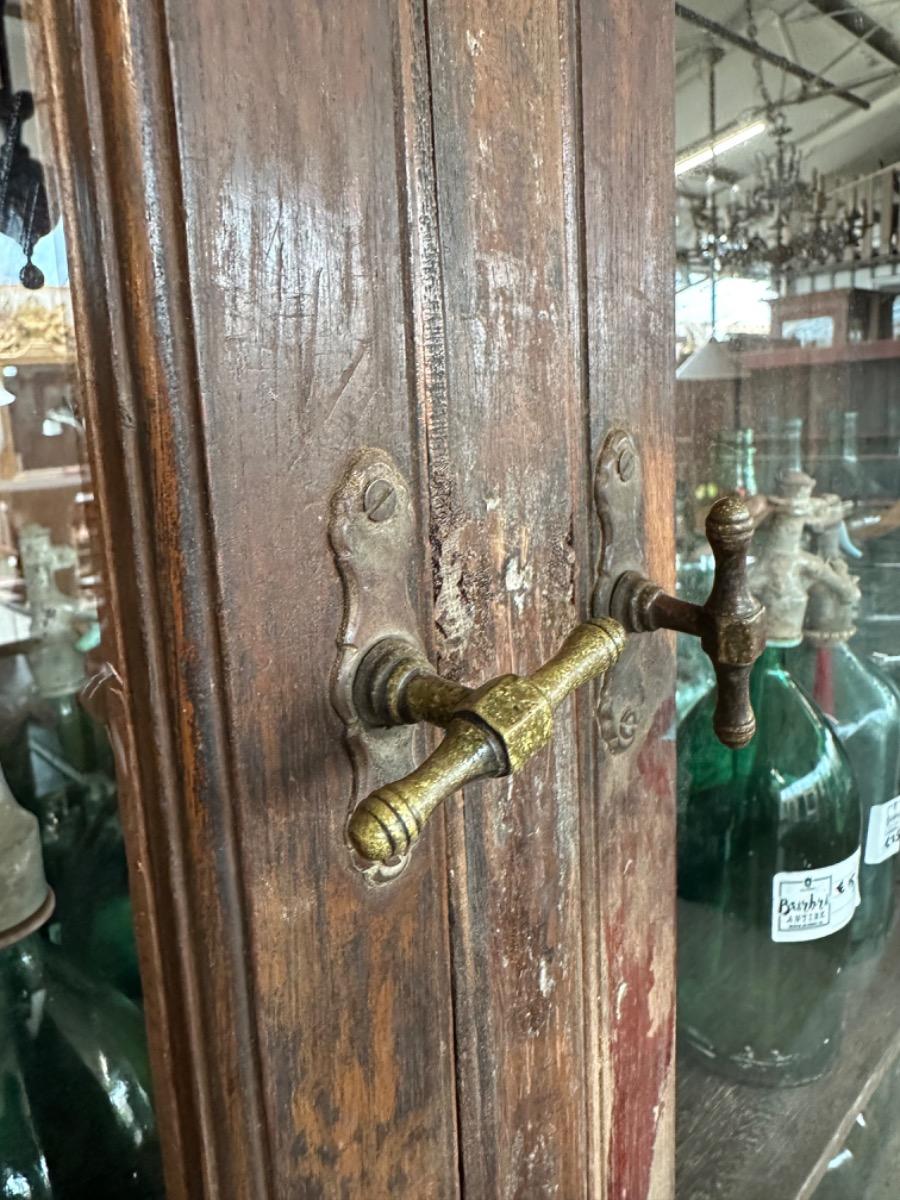 Antique shopcabinet