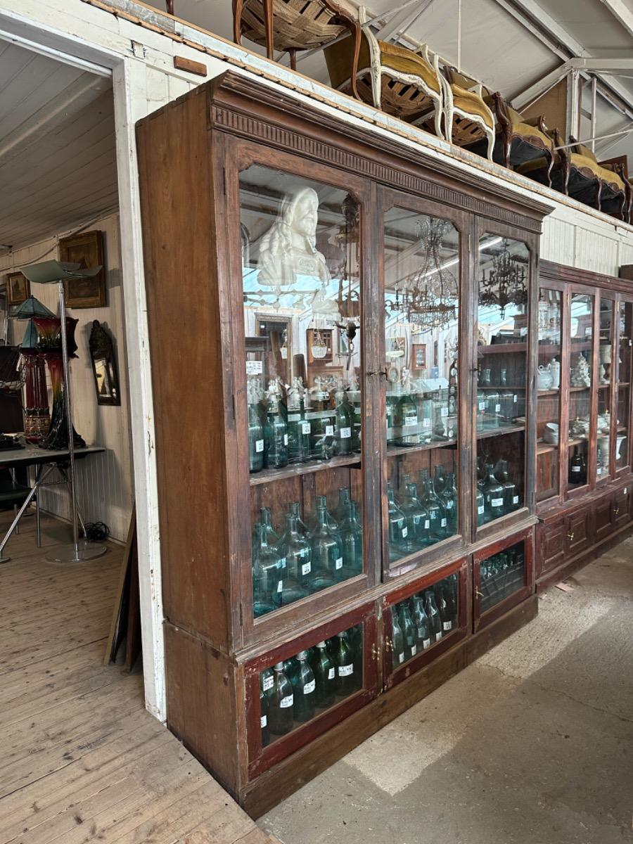 Antique shopcabinet