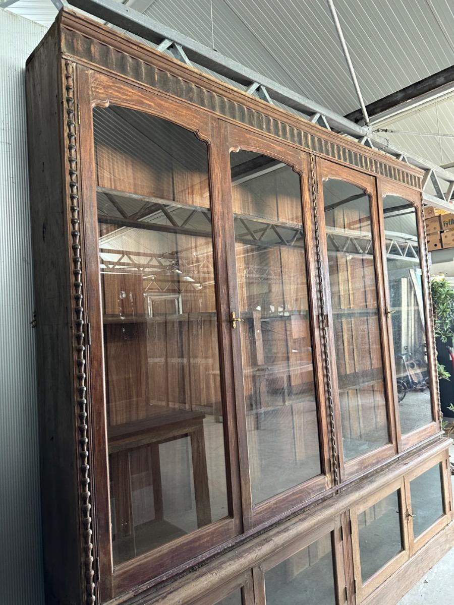 Antique Shopcabinet