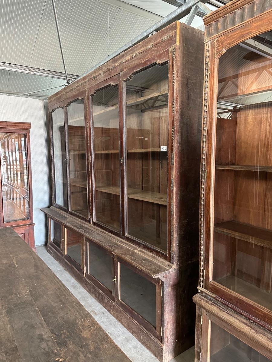 Antique Shopcabinet