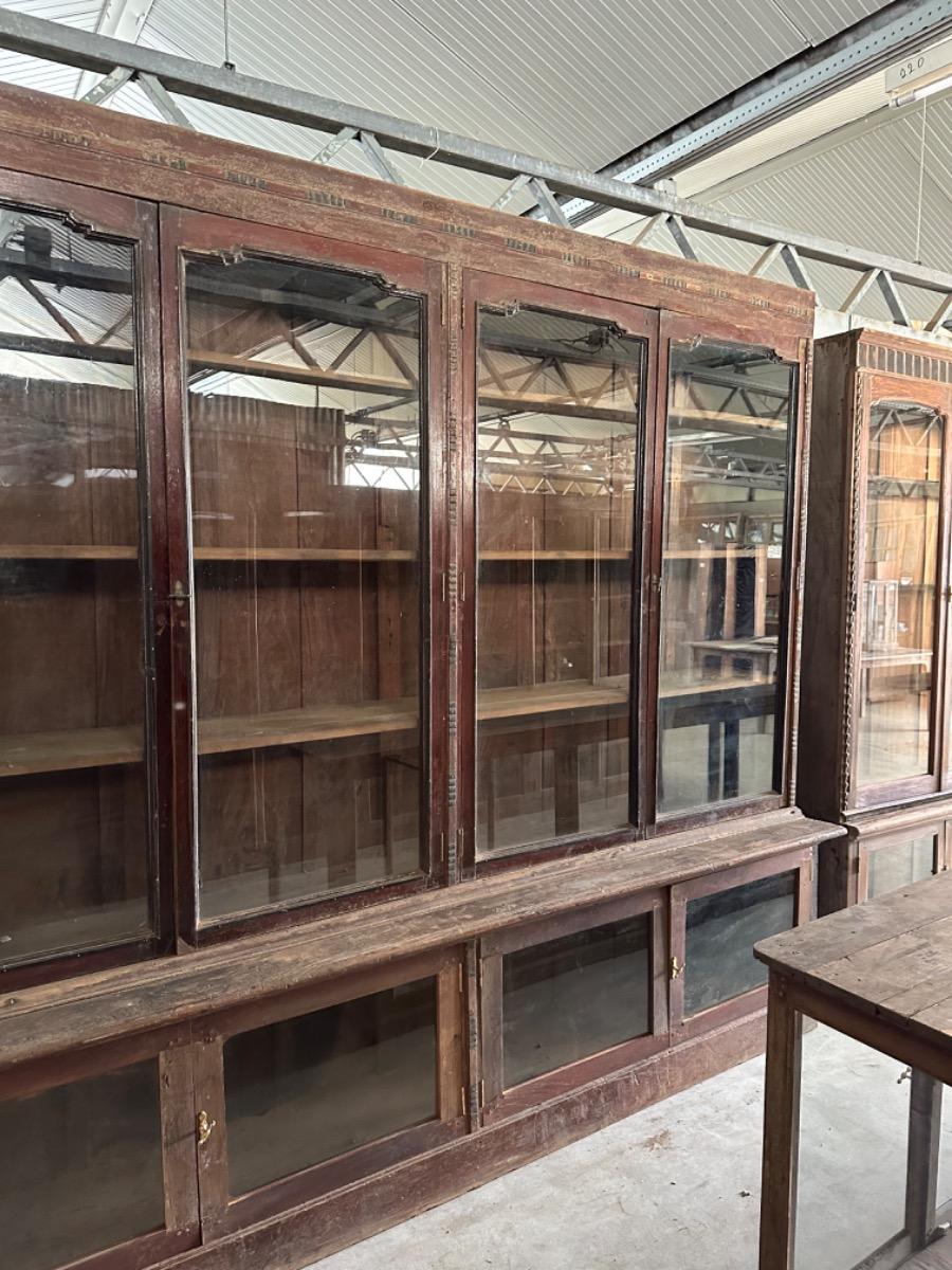 Antique Shopcabinet