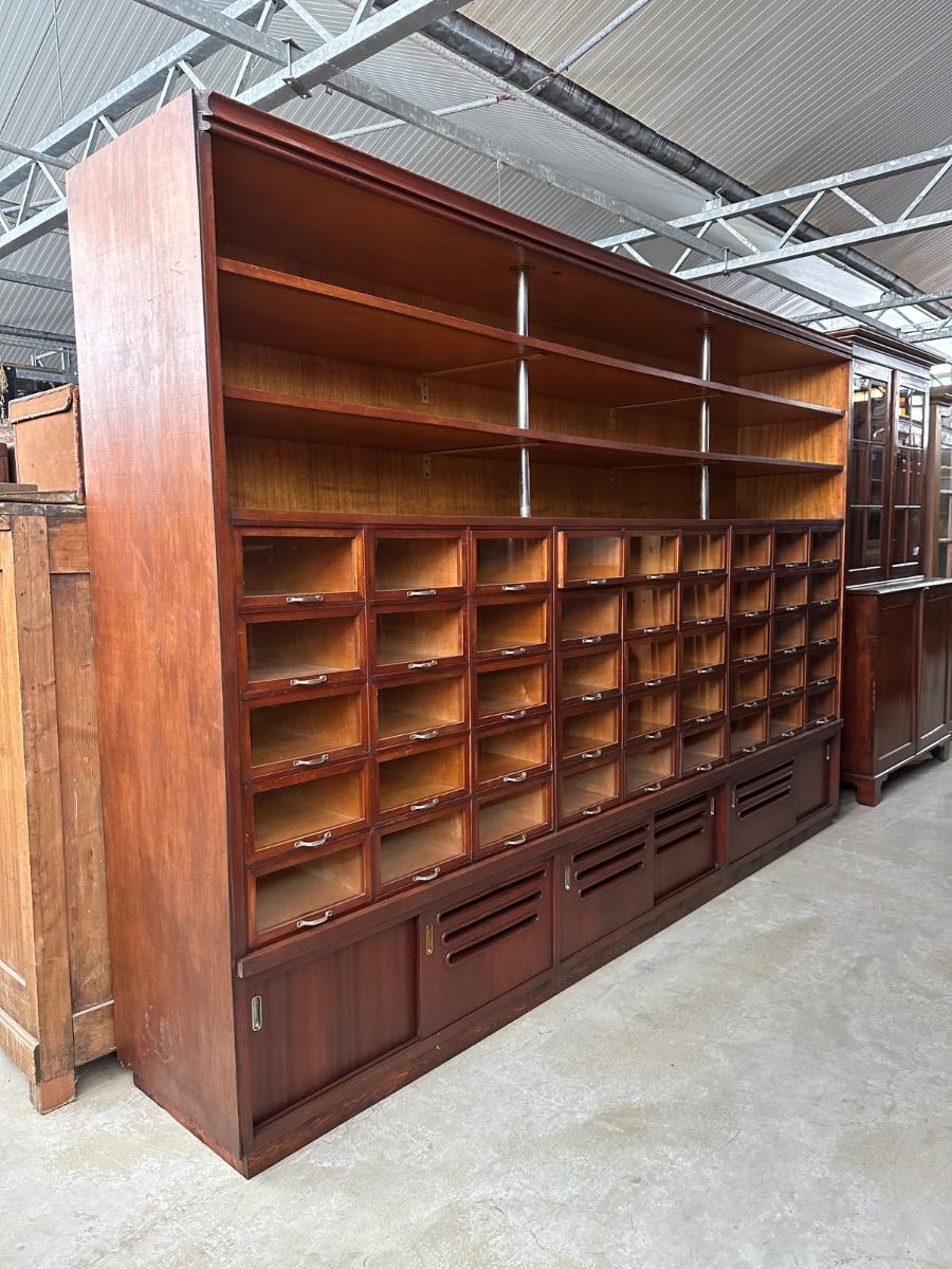 Antique Shopcabinet