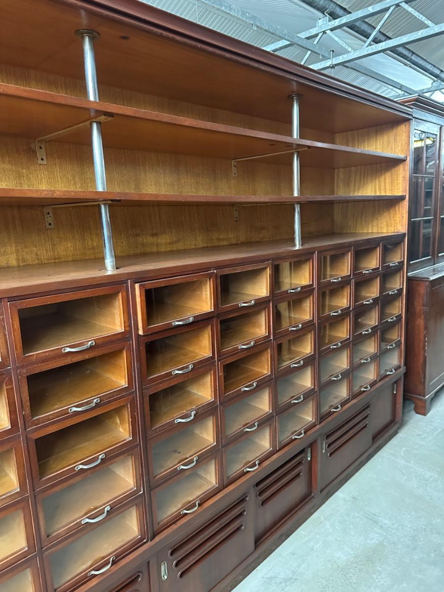 Antique Shopcabinet