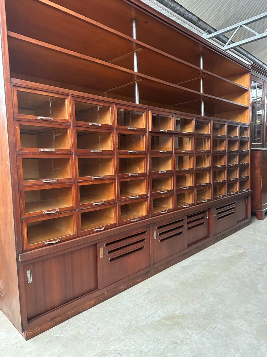 Antique Shopcabinet