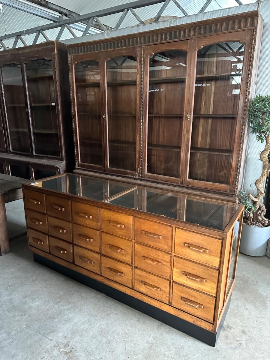 Antique Shopcabinet