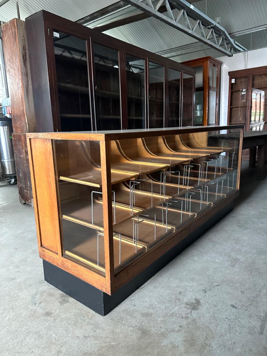 Antique Shopcabinet