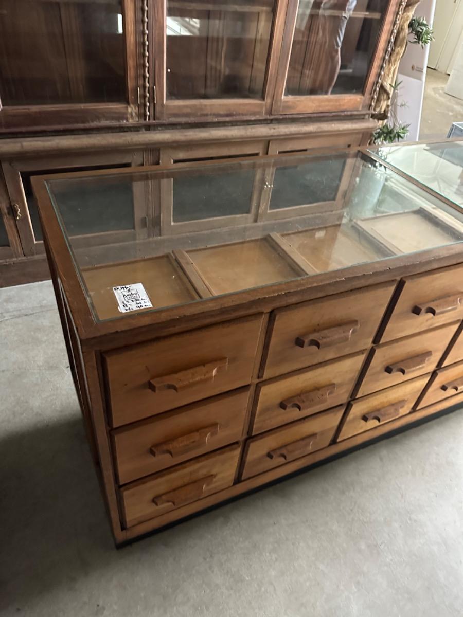 Antique Shopcabinet