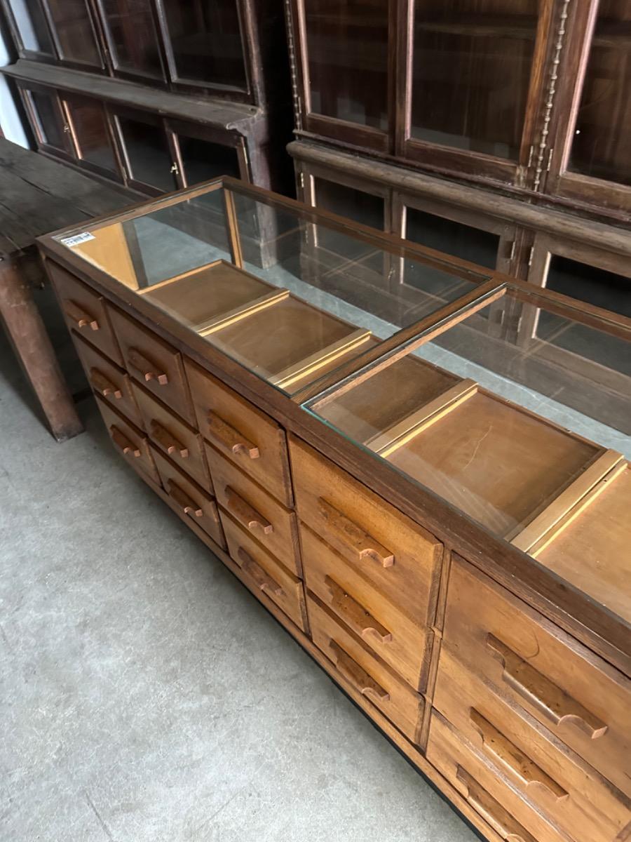 Antique Shopcabinet