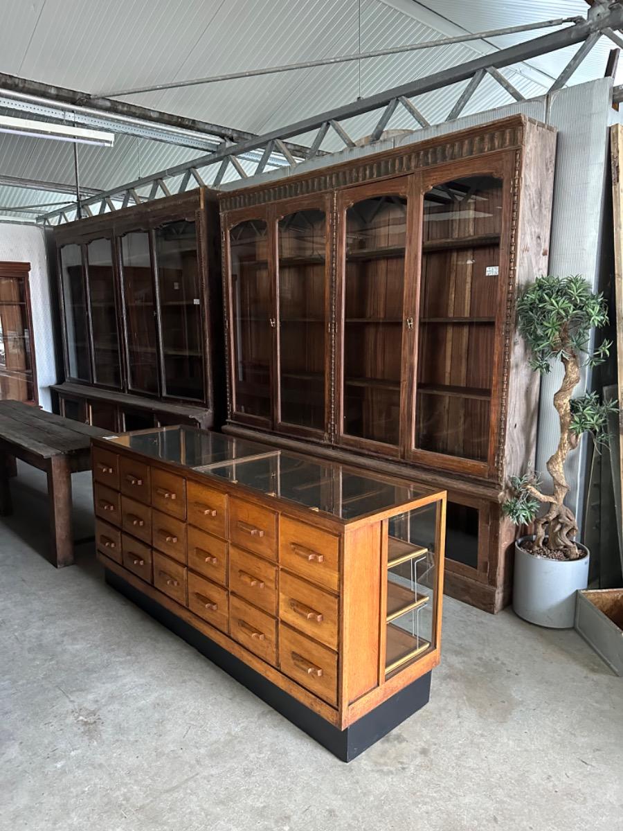 Antique Shopcabinet