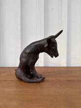 Bronzen beeld zittende stier 19e eeuws