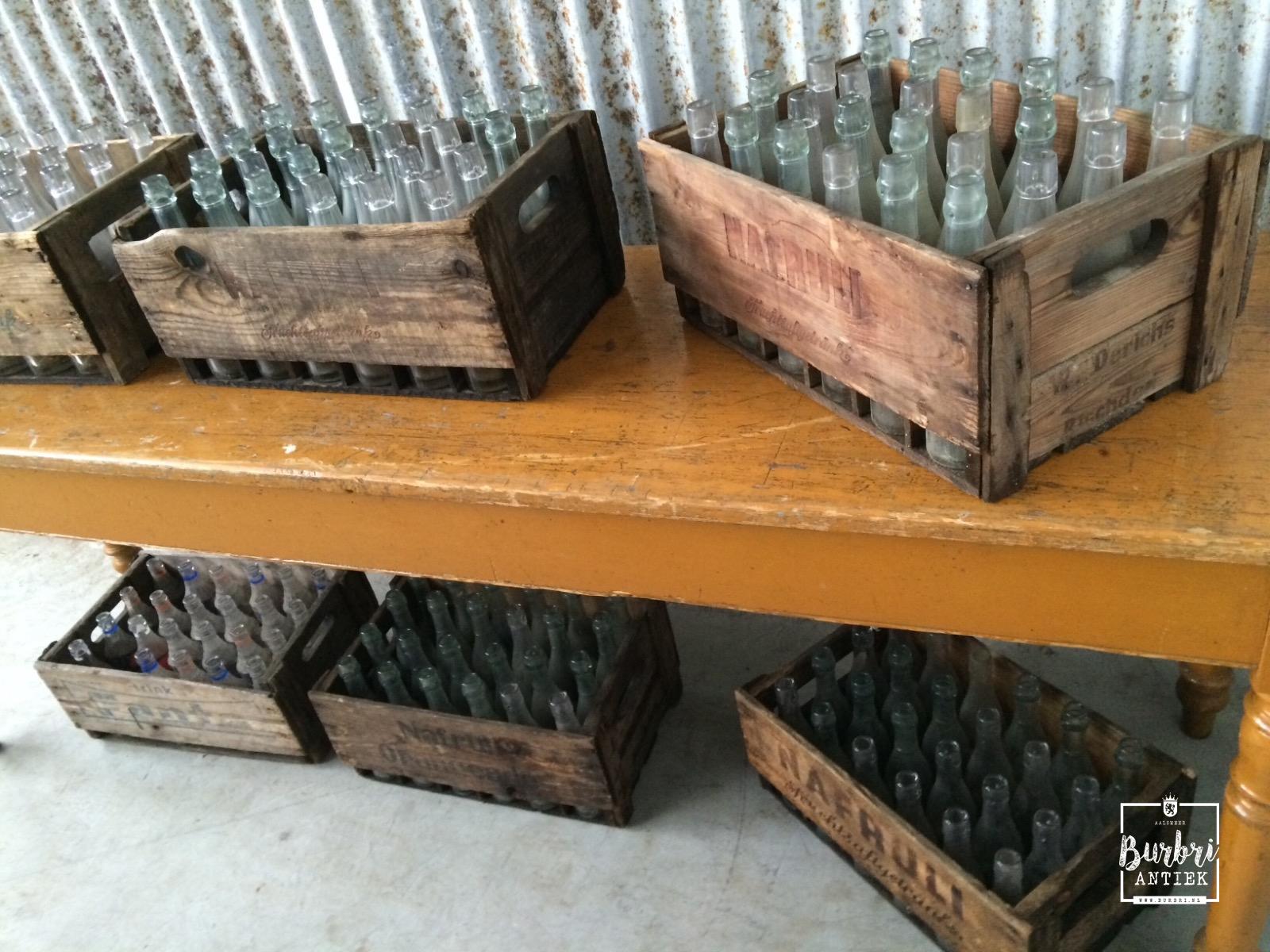 Encommium Jet Weiland Oude houten kratten met oude flessen - Decoratie - Industrieel - Burbri