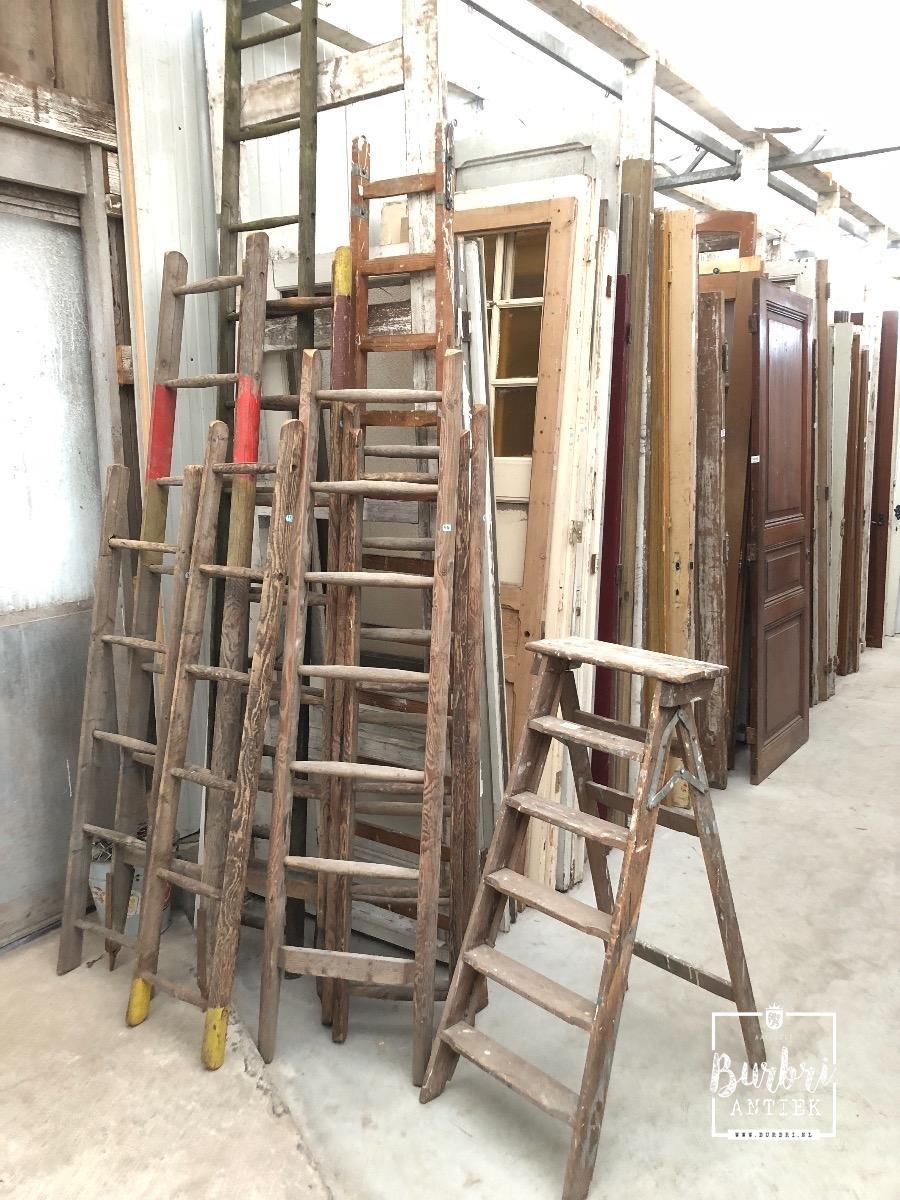 Belang ongeluk slachtoffer old wooden ladders - Antieke winkel decoratie's - Winkelinrichtingen -  Burbri