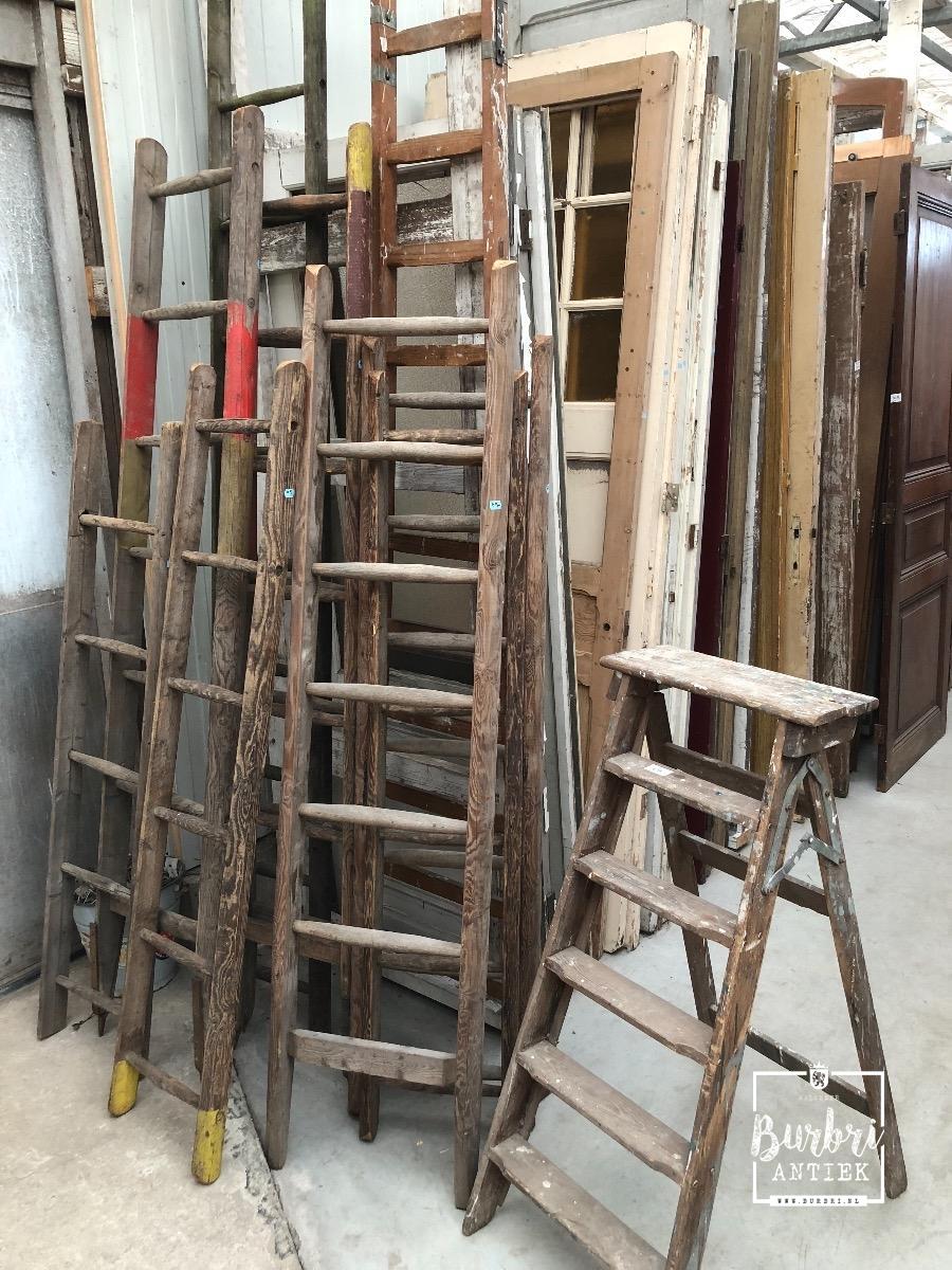 Belang ongeluk slachtoffer old wooden ladders - Antieke winkel decoratie's - Winkelinrichtingen -  Burbri